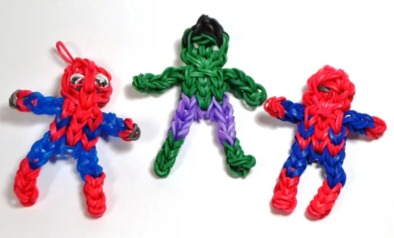 evento imagen de llaveros hechos con el juego Rainbow Loom