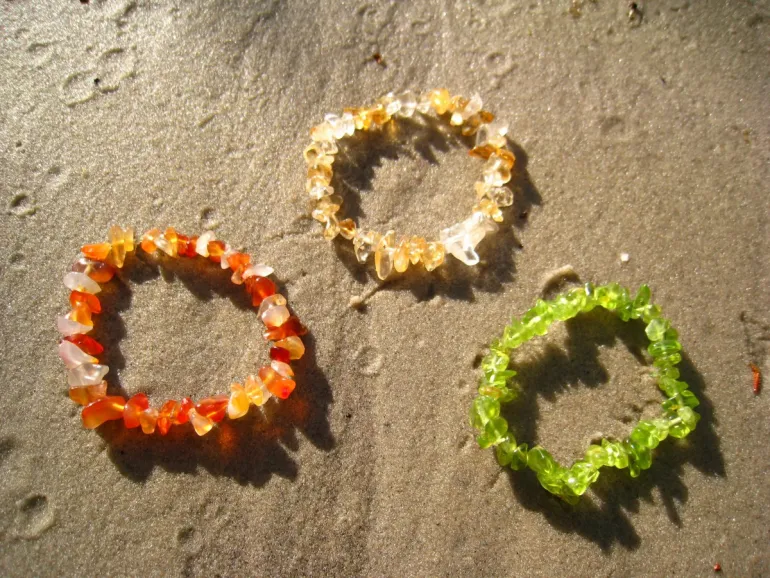 evento imagen de unas pulseras sobre la arena de una playa