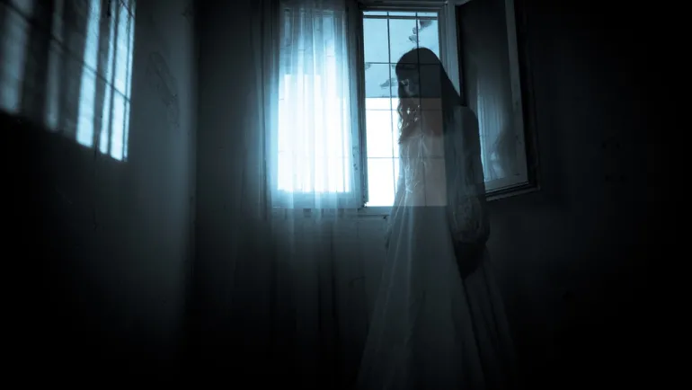 evento imagen de fotomontaje de fantasma en habitación, esta imagen no es real, es un fotomontaje, es mentira