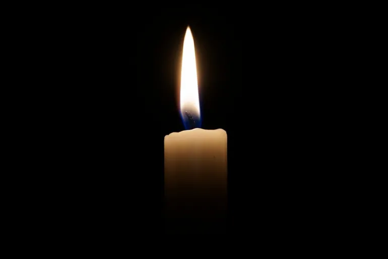 evento imagen de una vela en la oscuridad