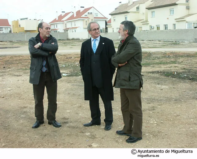 Miguel LaCruz, visitando los futuros terrenos