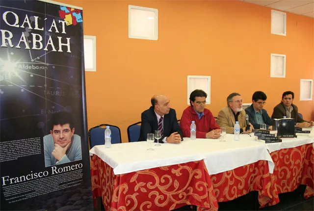 imagen de Román Rivero en la presentación, abril 08
