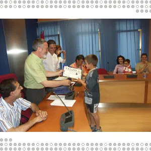 entrega de diplomas a los participantes