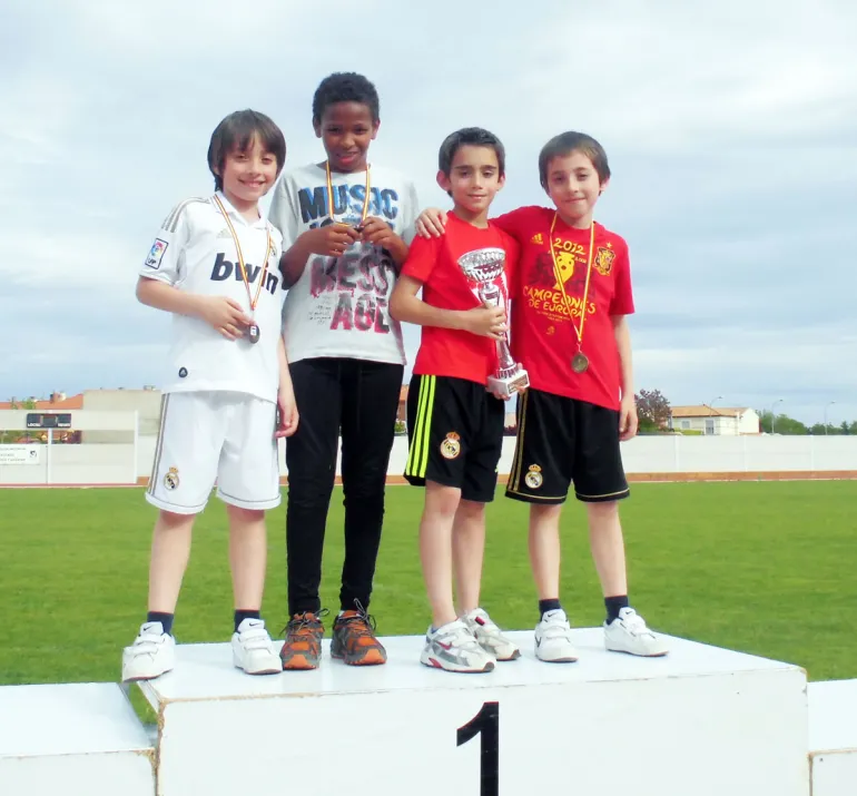 imagen podio alevín masculino atletismo, mayo 2013
