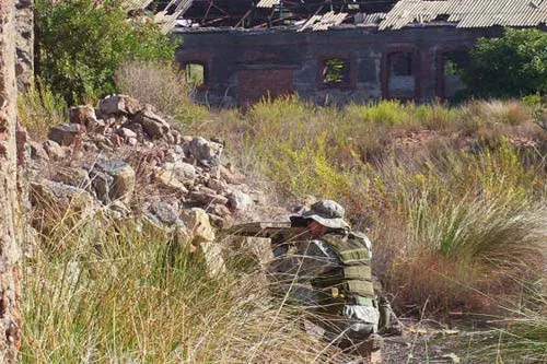 imagen de joven camuflado jugando al Airsoft