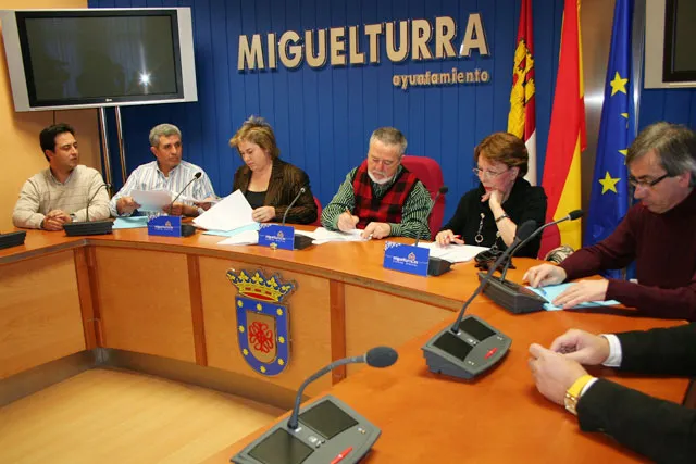 imagen firma contratos Mancomunidad, marzo 2010