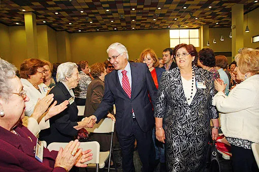imagen de Santa Muñoz, presidenta asociación, y José María Barreda, presidente JCCM, en un acto