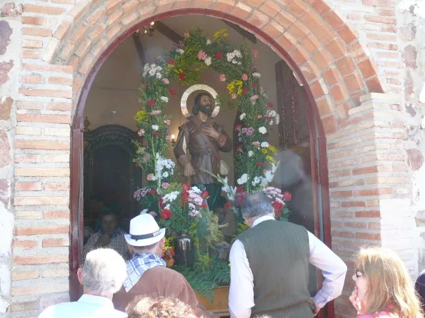 imagen de San Isidro entrando en la ermita