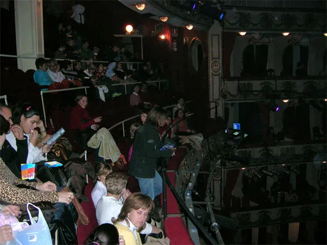 Dentro del Teatro Calderón, viendo el musical Fama