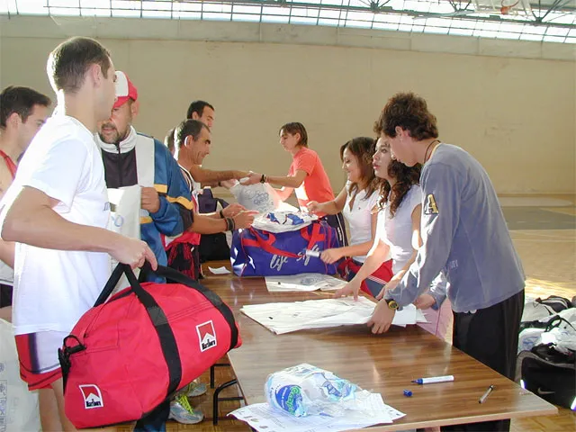voluntarios de la maratón en acción