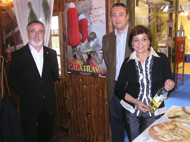 imagen de Román Rivero en feria turística griega
