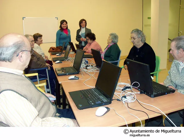 Inicio de los cursos de informática para mayores
