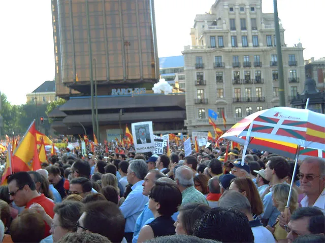 Imagen concentración a favor víctimas terrorismo