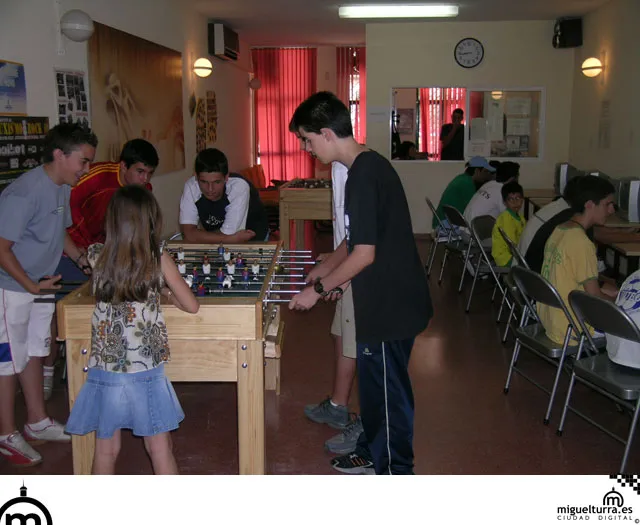 Jugando al futbolín en el CentroJoven, julio 2006