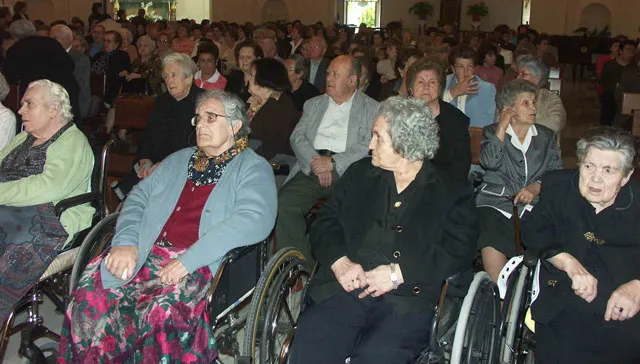 personas discapacitadas en un acto social