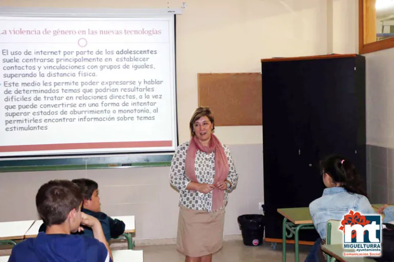 imagen charla violencia género y nntt, mayo 2015