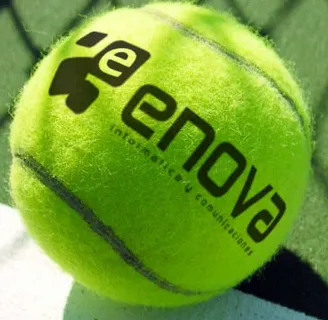 imagen de pelota de pádel con anagrama ENOVA