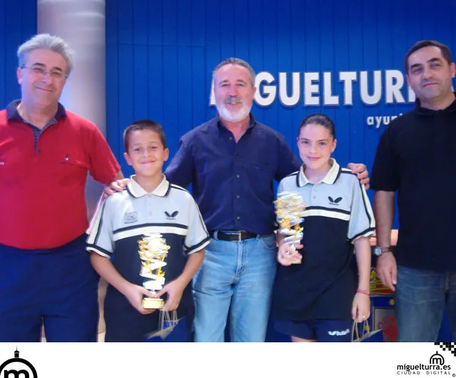 Román Rivero y los ganadores del tenis de mesa