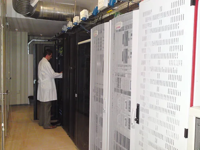 imagen de técnico en los servidores de VARnet