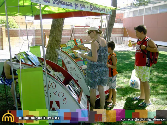 imagen del servicio de Bibliopiscina, verano 2010