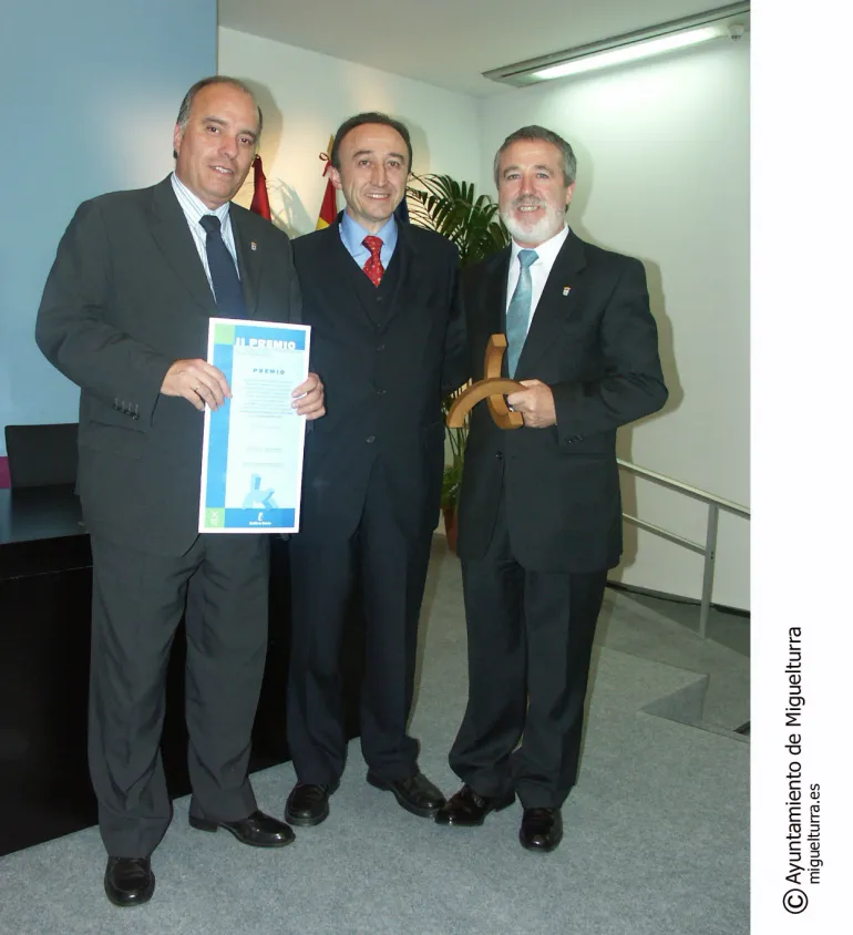 Alcalde y Concejal NNTT recogiendo el II Premio