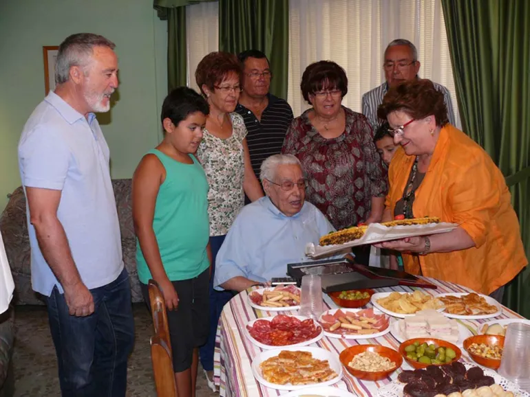 Imagen homenajeado con alcalde y presidenta 2013