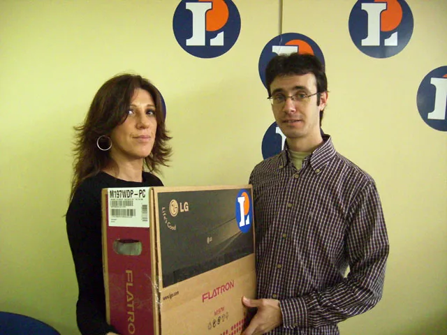 imagen entrega premio del televisor LG, enero 2011