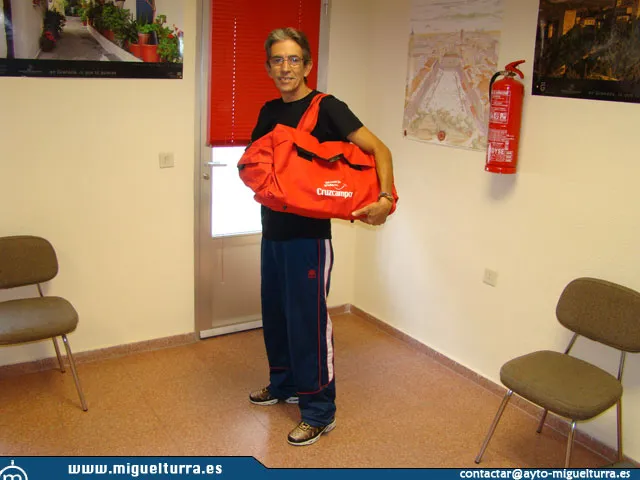 imagen de José Hornero con su lote de productos