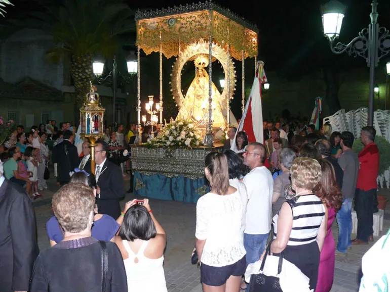 Imagen de la Virgen procesionando, septiembre 2013