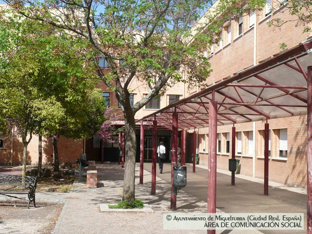 imagen genérica vista de la entrada del Instituto de Miguelturra