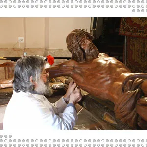 Restaurando al Cristo, abril 2005