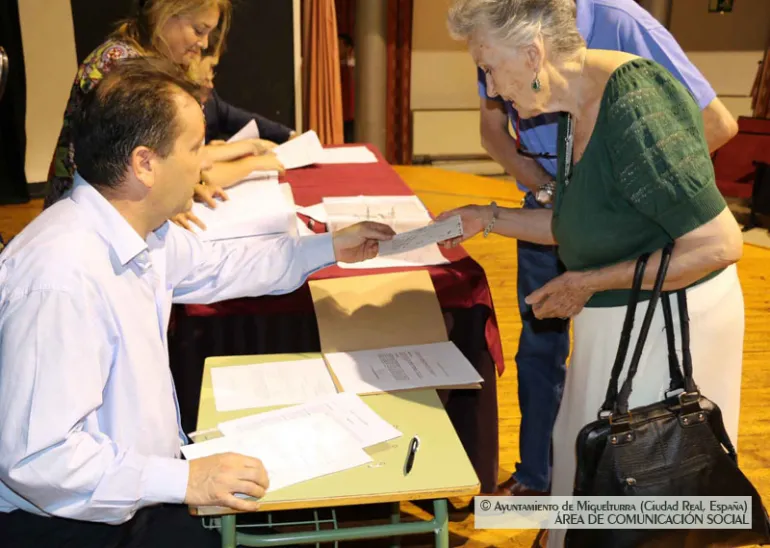 imagen entrega de los cheques, 17 julio de 2014