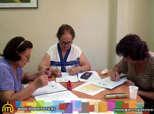 imagen de señoras en el taller de lecto escritura