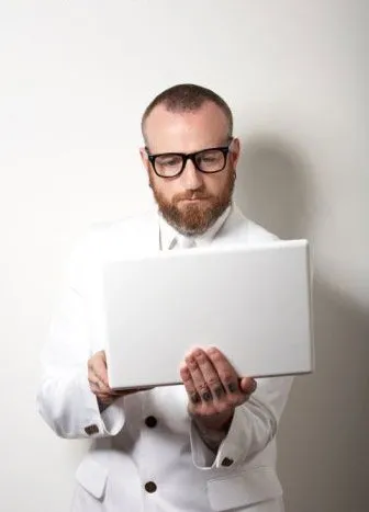 imagen de joven haciendo uso de su pc portátil
