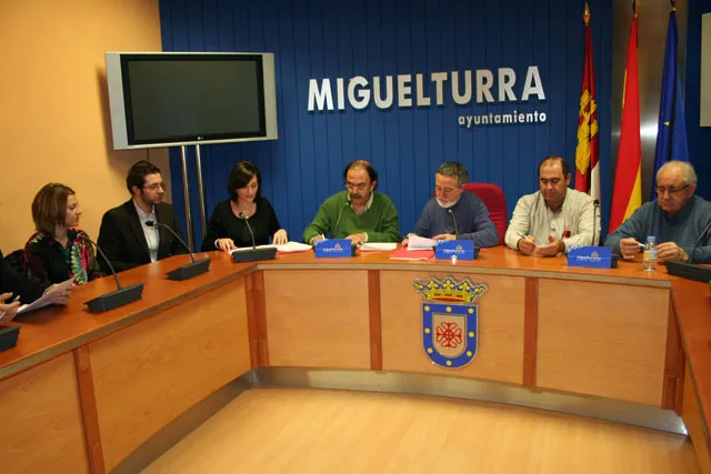 imagen de la firma de los 4 convenios, enero 2010