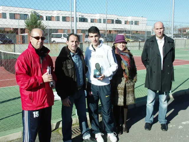 imagen entrega trofeos torneo navidad tenis 2011
