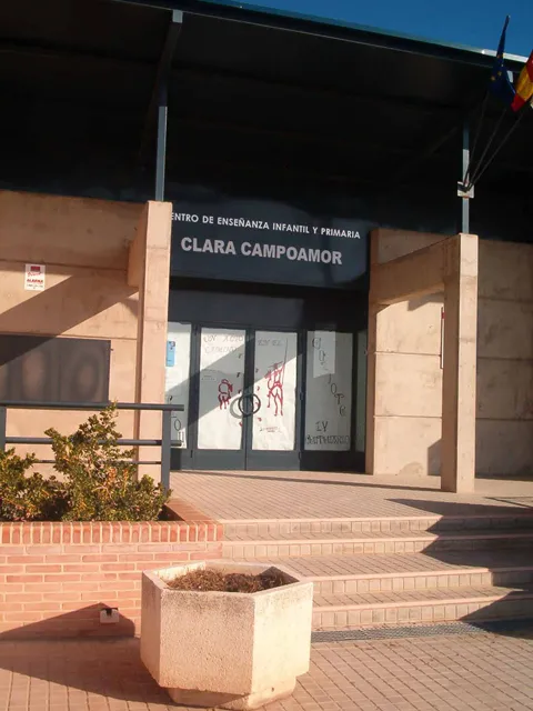 imagen de la fachada del colegio Clara Campoamor de Miguelturra