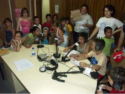 Niños y niñas en actividades del aula de verano 05