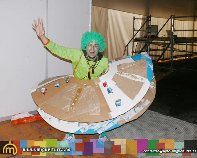 imagen de joven con disfraz carnaval reciclado
