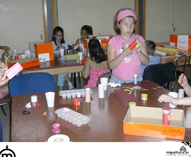 Niños y niñas en el taller de marionetas, junio 06
