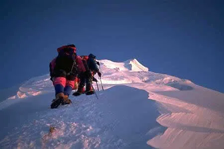 Everest 2006 intentará subir este lunes 6.450 m.