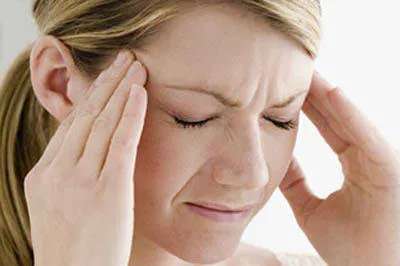 imagen de señora con dolor de migrañas