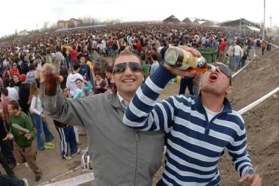 imagen de jóvenes durante un botellón