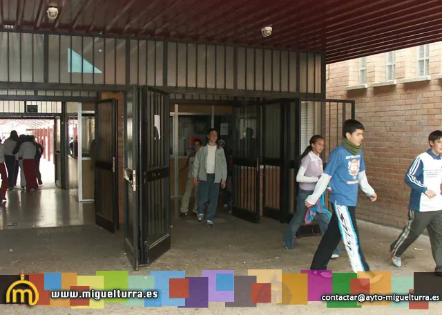 imágen de jóvenes en las puertas del instituto