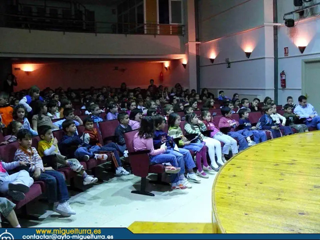 imagen de escolares en la casa de cultura,abril 08