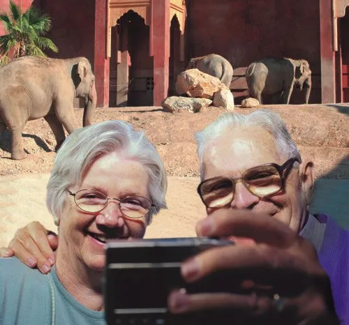 imagen de personas mayores en un Zoo