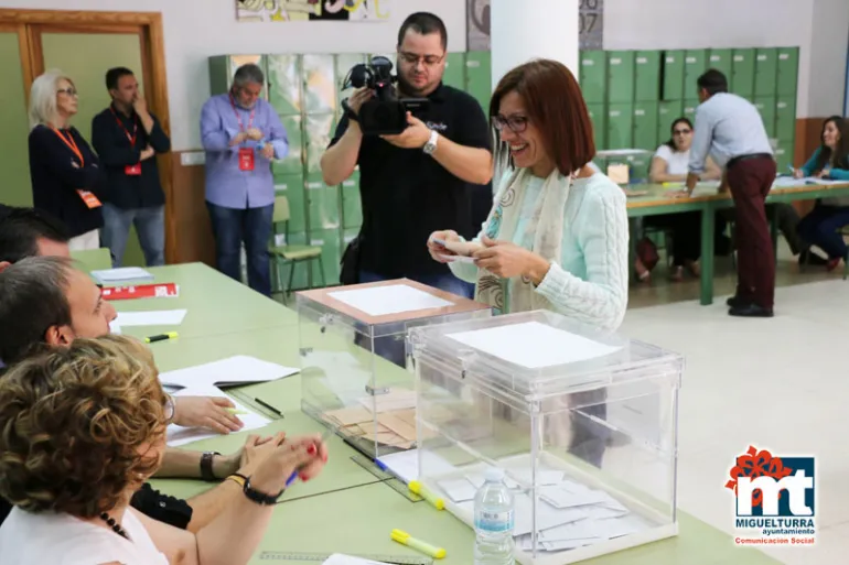 imagen de Victoria Sobrino votando, mayo 2015