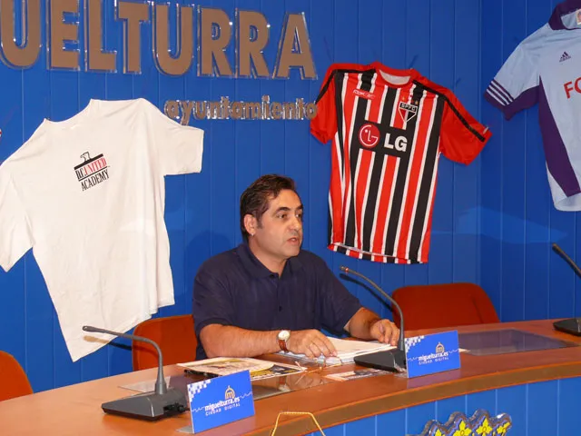 imagen de Manuel Viso presentando el Mundialito 07