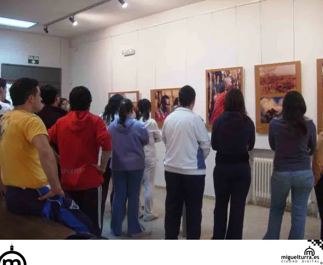 jóvenes miguelturreños en la exposición de África