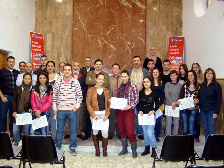 imagen entrega diploma cursos Mancomunidad,octubre